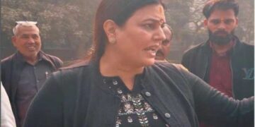 നിനക്കിവി‌ടെ ജോലിയെടുക്കണേൽ ഹിന്ദി പഠിച്ചിരിക്കണം!! ‘ഒരു മാസത്തെ സമയം തരും… ഭീഷണിയുമായി ബിജെപി കൗൺസിലർ, പാവത്തിന്റെ നിൽപ് കണ്ട് അനുകമ്പ തോന്നിയെത്തിയവർക്കും ഭീഷണി- ഇയാൾ വല്ല കുറ്റകൃത്യവും ചെയ്താൽ നിങ്ങൾ ഉത്തരവാദിത്തം ഏറ്റെടുക്കുമോ?