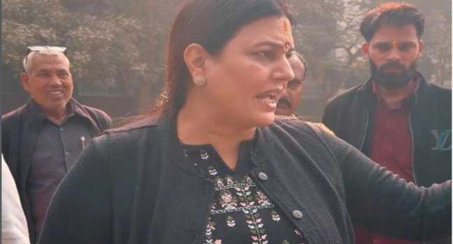 നിനക്കിവി‌ടെ ജോലിയെടുക്കണേൽ ഹിന്ദി പഠിച്ചിരിക്കണം!! ‘ഒരു മാസത്തെ സമയം തരും… ഭീഷണിയുമായി ബിജെപി കൗൺസിലർ, പാവത്തിന്റെ നിൽപ് കണ്ട് അനുകമ്പ തോന്നിയെത്തിയവർക്കും ഭീഷണി- ഇയാൾ വല്ല കുറ്റകൃത്യവും ചെയ്താൽ നിങ്ങൾ ഉത്തരവാദിത്തം ഏറ്റെടുക്കുമോ?