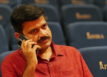 നീതിയാണ് വലുത്…ഒരു വ്യക്തി എത്ര ഉന്നതനായാലും, ആരോപണങ്ങൾ ഗുരുതരമാണെങ്കിൽ, പ്രത്യേകിച്ച് സ്ത്രീകൾക്കെതിരായ വിഷയങ്ങളിൽ ഒറ്റ വിട്ടുവീഴ്ചയുമില്ല, ഇവിടെ വ്യക്തി താൽപ്പര്യങ്ങളല്ല!! അവകാശങ്ങൾ നിഷേധിക്കപ്പെട്ട സ്ത്രീകൾക്കുവേണ്ടി പോരാട്ടം തുടരും”- സന്ദീപ് വാര്യർ