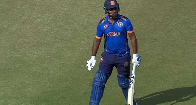 ആറുതാരങ്ങൾ ഒറ്റയും പെട്ടയുമായി അടിച്ചെടുത്തത് 46 റൺസ്!! സയ്യിദ് മുഷ്താഖ് അലി ടി20യിൽ സഞ്ജുവിന്റെ ഒറ്റയാൾ പോരാട്ടം, 56 പന്തിൽ പുറത്താകാതെ അടിച്ചെടുത്തത് 73 റൺസ്