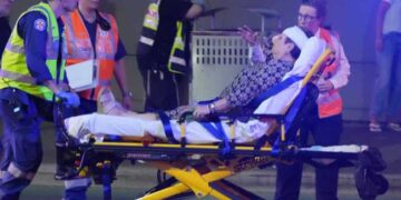 അക്രമികളുടെ ലക്ഷ്യം ജൂതന്മാർ… സിഡ്നിയിലെ ബോണ്ടി ബീച്ചിൽ കൂട്ടക്കൊല!! ജൂത ആഘോഷത്തിനെത്തിയ നൂറുകണക്കിനാളുകൾക്കിടയിലേക്ക് അക്രമികൾ തുരുതുരെ വെടിയുതിർത്തു, 12 പേർ കൊല്ലപ്പെട്ടു, 29 പേർക്ക് പരുക്ക്, കുട്ടികളേയും വയോധികരേയും പോലും അക്രമികൾ വെറുതെവിട്ടില്ലെന്ന് ദൃക്സാക്ഷികൾ, ഏറ്റുമുട്ടലിൽ ഒരാളെ വധിച്ചു, രണ്ടാമൻ പോലീസ് പിടിയിൽ