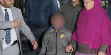 ഇന്ത്യക്കാരായിരിന്നിട്ടും പൂര്‍ണ ഗര്‍ഭിണിയെയും മകനെയും  ബംഗ്ലാദേശിലേക്ക് നാടുകടത്തി, സുപ്രീം കോടതി നടപടിക്ക് പിന്നാലെ തിരികെയെത്തിച്ച് കേന്ദ്ര സര്‍ക്കാര്‍