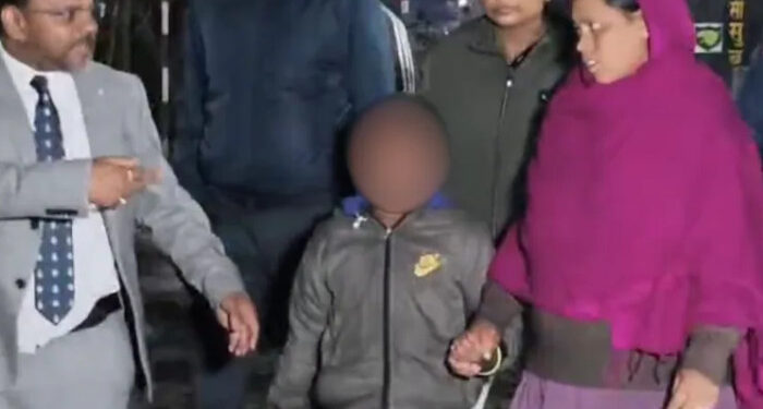 ഇന്ത്യക്കാരായിരിന്നിട്ടും പൂര്‍ണ ഗര്‍ഭിണിയെയും മകനെയും  ബംഗ്ലാദേശിലേക്ക് നാടുകടത്തി, സുപ്രീം കോടതി നടപടിക്ക് പിന്നാലെ തിരികെയെത്തിച്ച് കേന്ദ്ര സര്‍ക്കാര്‍