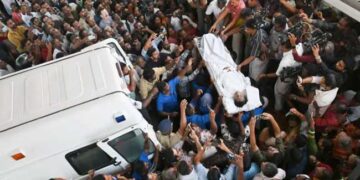 ശ്രീനിവാസന്റെ മൃതദേഹം  ഉദയംപേരൂരിലെ വീട്ടിൽ, ഉച്ചയ്ക്ക് ഒരുമണി മുതൽ എറണാകുളം ടൗൺ ഹാളിൽ പൊതുദർശനം, സംസ്കാരം നാളെ 10ന് കണ്ടനാട്ടെ വീട്ടുവളപ്പിൽ