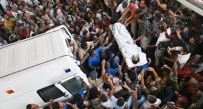 ശ്രീനിവാസന്റെ മൃതദേഹം  ഉദയംപേരൂരിലെ വീട്ടിൽ, ഉച്ചയ്ക്ക് ഒരുമണി മുതൽ എറണാകുളം ടൗൺ ഹാളിൽ പൊതുദർശനം, സംസ്കാരം നാളെ 10ന് കണ്ടനാട്ടെ വീട്ടുവളപ്പിൽ