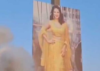 വിളഞ്ഞുനിൽക്കുന്ന പരുത്തിപ്പാടത്തിനു കണ്ണേറു കിട്ടാതിരിക്കാൻ സണ്ണി ലിയോണിന്റെ പോസ്റ്റർ!! നടിയെ അപമാനിക്കാനെന്ന് ആരാധകരുടെ വിമർശനം- വീഡിയോ