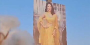 വിളഞ്ഞുനിൽക്കുന്ന പരുത്തിപ്പാടത്തിനു കണ്ണേറു കിട്ടാതിരിക്കാൻ സണ്ണി ലിയോണിന്റെ പോസ്റ്റർ!! നടിയെ അപമാനിക്കാനെന്ന് ആരാധകരുടെ വിമർശനം- വീഡിയോ