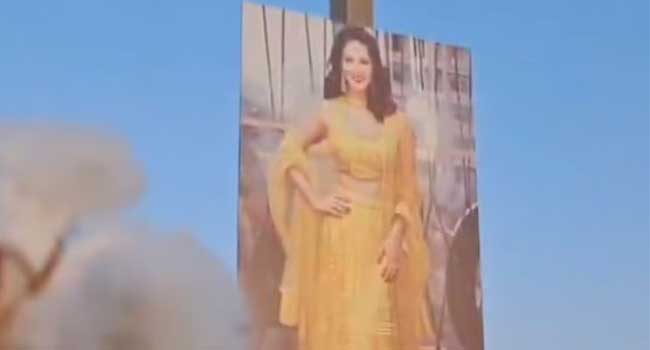 വിളഞ്ഞുനിൽക്കുന്ന പരുത്തിപ്പാടത്തിനു കണ്ണേറു കിട്ടാതിരിക്കാൻ സണ്ണി ലിയോണിന്റെ പോസ്റ്റർ!! നടിയെ അപമാനിക്കാനെന്ന് ആരാധകരുടെ വിമർശനം- വീഡിയോ