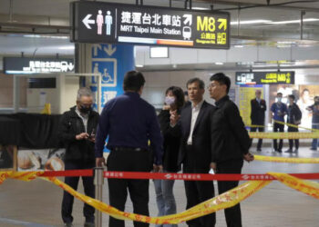 മെട്രോ സ്റ്റേഷനില്‍ പുക ബോംബ് വലിച്ചെറിഞ്ഞു, പിന്നാലെ കത്തിയാക്രമണം, മൂന്നുപേര്‍ കൊല്ലപ്പെട്ടു, മൂന്നാം നിലയില്‍ നിന്ന് ചാടി ആത്മഹത്യ ചെയ്ത് അക്രമി