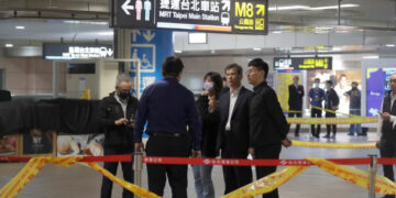 മെട്രോ സ്റ്റേഷനില്‍ പുക ബോംബ് വലിച്ചെറിഞ്ഞു, പിന്നാലെ കത്തിയാക്രമണം, മൂന്നുപേര്‍ കൊല്ലപ്പെട്ടു, മൂന്നാം നിലയില്‍ നിന്ന് ചാടി ആത്മഹത്യ ചെയ്ത് അക്രമി