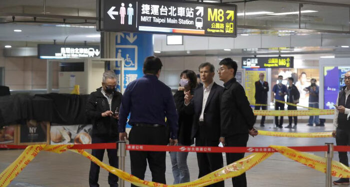 മെട്രോ സ്റ്റേഷനില്‍ പുക ബോംബ് വലിച്ചെറിഞ്ഞു, പിന്നാലെ കത്തിയാക്രമണം, മൂന്നുപേര്‍ കൊല്ലപ്പെട്ടു, മൂന്നാം നിലയില്‍ നിന്ന് ചാടി ആത്മഹത്യ ചെയ്ത് അക്രമി