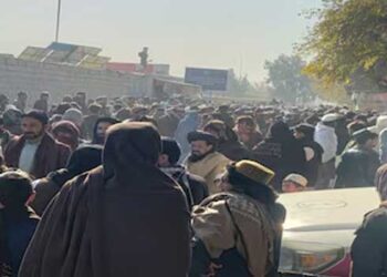 പൊതുമധ്യത്തിൽ 13 കാരനെ കൊണ്ട് വധശിക്ഷ നടപ്പിലാക്കി താലിബാൻ!! ദൃശ്യങ്ങൾ ഫോണിൽ പകർത്തി ജനക്കൂട്ടം, വധശിക്ഷ കാണാൻ തടിച്ചുകൂടിയത് എൺപതിനായിരത്തോളം പേർ, വധശിക്ഷ ‘ദൈവിക ഉത്തരവ്’ നടപ്പിലാക്കുന്നതിന് സമാനം- അഫ്ഗാനിസ്ഥാൻ സുപ്രീം കോടതി, പ്രതിഷേധമറിയിച്ച് ലോകരാജ്യങ്ങൾ