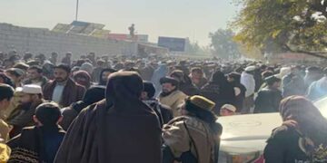 പൊതുമധ്യത്തിൽ 13 കാരനെ കൊണ്ട് വധശിക്ഷ നടപ്പിലാക്കി താലിബാൻ!! ദൃശ്യങ്ങൾ ഫോണിൽ പകർത്തി ജനക്കൂട്ടം, വധശിക്ഷ കാണാൻ തടിച്ചുകൂടിയത് എൺപതിനായിരത്തോളം പേർ, വധശിക്ഷ ‘ദൈവിക ഉത്തരവ്’ നടപ്പിലാക്കുന്നതിന് സമാനം- അഫ്ഗാനിസ്ഥാൻ സുപ്രീം കോടതി, പ്രതിഷേധമറിയിച്ച് ലോകരാജ്യങ്ങൾ