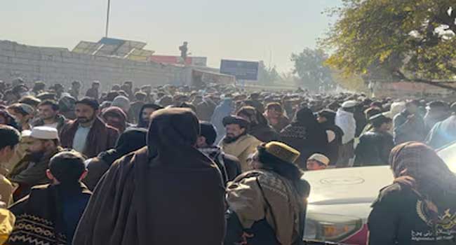 തന്റെ കുടുംബത്തെ ഇല്ലാതാക്കിയവരോട് മാപ്പില്ല, പൊതുമധ്യത്തിൽ 13 കാരനെ കൊണ്ട് വധശിക്ഷ നടപ്പിലാക്കി താലിബാൻ!! ദൃശ്യങ്ങൾ ഫോണിൽ പകർത്തി ജനക്കൂട്ടം, വധശിക്ഷ കാണാൻ തടിച്ചുകൂടിയത് എൺപതിനായിരത്തോളം പേർ, വധശിക്ഷ ‘ദൈവിക ഉത്തരവ്’ നടപ്പിലാക്കുന്നതിന് സമാനം- അഫ്ഗാനിസ്ഥാൻ സുപ്രീം കോടതി, പ്രതിഷേധമറിയിച്ച് ലോകരാജ്യങ്ങൾ