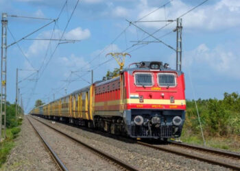 തീവണ്ടി തട്ടി പാദമറ്റു, രാത്രി മുഴുവന് റെയില്വേ പാളത്തിനരികില് കഴിഞ്ഞ് യുവാവ്, പൊലീസിനെ വിവരമറിയിച്ചത് യാത്രക്കാര്