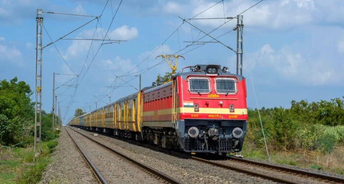 തീവണ്ടി തട്ടി പാദമറ്റു, രാത്രി മുഴുവന് റെയില്വേ പാളത്തിനരികില് കഴിഞ്ഞ് യുവാവ്, പൊലീസിനെ വിവരമറിയിച്ചത് യാത്രക്കാര്