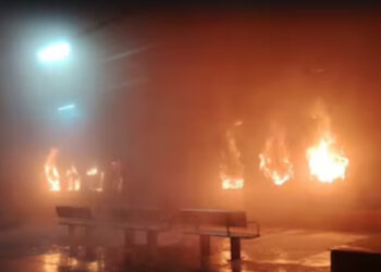 ടാറ്റാ നഗർ – എറണാകുളം എക്സ്പ്രസ് ട്രെയിനില്‍ വന്‍ തീപിടിത്തം, രണ്ട് കോച്ചുകള്‍ പൂര്‍ണമായി കത്തിനശിച്ചു, ഒരാള്‍ക്ക് ദാരുണാന്ത്യം