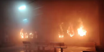 ടാറ്റാ നഗർ – എറണാകുളം എക്സ്പ്രസ് ട്രെയിനില്‍ വന്‍ തീപിടിത്തം, രണ്ട് കോച്ചുകള്‍ പൂര്‍ണമായി കത്തിനശിച്ചു, ഒരാള്‍ക്ക് ദാരുണാന്ത്യം