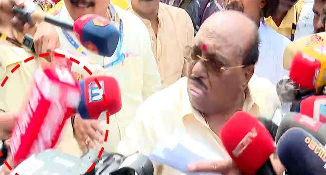 കഴിഞ്ഞ 9 വർഷമായി അനുമതിക്ക് ശ്രമിക്കുന്നില്ലേയെന്ന് റിപ്പോർട്ടർ… ‘താൻ കുറേ കാലമായി തുടങ്ങിയിട്ട്, പോടോ’- നാക്ക് കടിച്ചുപിടിച്ച് മാധ്യമപ്രവർത്തകരുടെ മൈക്ക് തട്ടിമാറ്റി വെള്ളാപ്പള്ളി