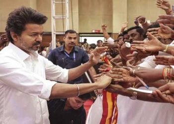 ആരുമായും സഖ്യമാകാം, പക്ഷെ വിജയ്യെ മുഖ്യമന്ത്രി സ്ഥാനാർഥിയായി അംഗീകരിക്കണം, തിരഞ്ഞെടുപ്പു സഖ്യ ചർച്ചകൾ സജീവമാക്കി ടിവികെ!! ‘പാർട്ടിയിൽ വിജയ്യുടെ ഏകാധിപധ്യം, പിതാവ് എസ്.എ. ചന്ദ്രശേഖറിനു പോലും വേണ്ട പ്രാധാന്യം ലഭിക്കുന്നില്ല’… 27 വർഷം വിജയ്യുടെ പിആർഒയായിരുന്ന പി.ടി. സെൽവകുമാർ ഡിഎംകെയിൽ