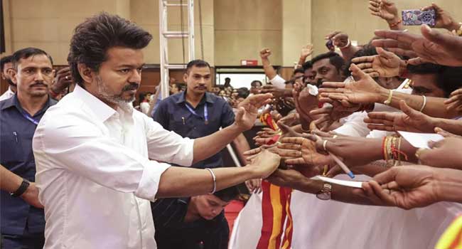 ആരുമായും സഖ്യമാകാം, പക്ഷെ വിജയ്യെ മുഖ്യമന്ത്രി സ്ഥാനാർഥിയായി അംഗീകരിക്കണം, തിരഞ്ഞെടുപ്പു സഖ്യ ചർച്ചകൾ സജീവമാക്കി ടിവികെ!! ‘പാർട്ടിയിൽ വിജയ്യുടെ ഏകാധിപധ്യം, പിതാവ് എസ്.എ. ചന്ദ്രശേഖറിനു പോലും വേണ്ട പ്രാധാന്യം ലഭിക്കുന്നില്ല’… 27 വർഷം വിജയ്യുടെ പിആർഒയായിരുന്ന പി.ടി. സെൽവകുമാർ ഡിഎംകെയിൽ