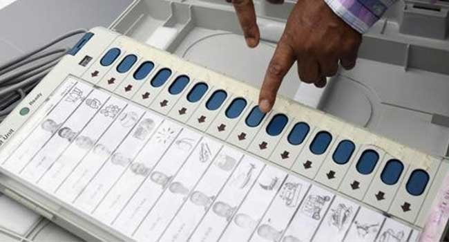 എൽഡിഎഫിനു കുത്തിയാൽ പച്ച തെളിയുന്നത് ബിജെപിയുടെ അക്കൗണ്ടിൽ!! പൂവച്ചലിൽ വോട്ടിങ് യന്ത്രത്തിൽ ക്രമക്കേടെന്ന് ആരോപണം, ഒന്നരമണിക്കൂർ പോളിങ് തടസപ്പെട്ടു, തെരഞ്ഞെടുപ്പ് കമ്മീഷന് പരാതി നൽകും, റീ പോളിങ് അവസരം വേണമെന്ന് എൽഡിഎഫ്