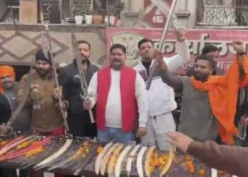 ‘ഈ ആയുധങ്ങൾ ജിഹാദികളെ നേരിടാൻ, ഹിന്ദുക്കൾ സ്വയം പ്രതിരോധിക്കാൻ വാളുകൾ സൂക്ഷിക്കണം’!! റോഡരികിൽ വാളുകൾ, മഴു, കുന്തം തുടങ്ങി നൂറുകണക്കിന് ആയുധങ്ങൾ… വീടുകൾ തോറും ആയുധങ്ങൾ വിതരണം ചെയ്ത് തീവ്രസംഘടന ഹിന്ദു രക്ഷാ ദൾ, ആയുധ വിതരണം ബംഗ്ലാദേശിലെ പ്രശ്നങ്ങൾ ഉയർത്തിക്കാട്ടി, 6 പേർ അറസ്റ്റിൽ- video