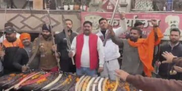 ‘ഈ ആയുധങ്ങൾ ജിഹാദികളെ നേരിടാൻ, ഹിന്ദുക്കൾ സ്വയം പ്രതിരോധിക്കാൻ വാളുകൾ സൂക്ഷിക്കണം’!! റോഡരികിൽ വാളുകൾ, മഴു, കുന്തം തുടങ്ങി നൂറുകണക്കിന് ആയുധങ്ങൾ… വീടുകൾ തോറും ആയുധങ്ങൾ വിതരണം ചെയ്ത് തീവ്രസംഘടന ഹിന്ദു രക്ഷാ ദൾ, ആയുധ വിതരണം ബംഗ്ലാദേശിലെ പ്രശ്നങ്ങൾ ഉയർത്തിക്കാട്ടി, 6 പേർ അറസ്റ്റിൽ- video