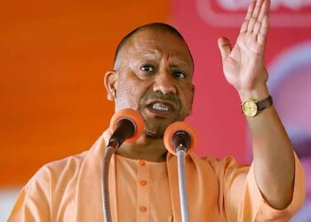 കാറിൽ നിന്നിറങ്ങുന്ന യോ​ഗിയെ കണ്ടതെ പാഞ്ഞടുത്ത് പ്രദേശത്ത് അലഞ്ഞുതിരിയുന്ന പശു, ആക്രമണത്തിൽ നിന്ന് സംരക്ഷിച്ച് സുരക്ഷാജീവനക്കാർ!! മുൻകരുതലുകളിൽ വീഴ്ചയുണ്ടോയെന്നറിയാൻ മുനിസിപ്പൽ കമ്മിഷണർ ആഭ്യന്തര അന്വേഷണം പ്രഖ്യാപിച്ചു, സൂപ്പർവൈസർക്കു സസ്പെൻഷൻ