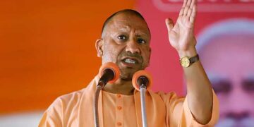 കാറിൽ നിന്നിറങ്ങുന്ന യോ​ഗിയെ കണ്ടതെ പാഞ്ഞടുത്ത് പ്രദേശത്ത് അലഞ്ഞുതിരിയുന്ന പശു, ആക്രമണത്തിൽ നിന്ന് സംരക്ഷിച്ച് സുരക്ഷാജീവനക്കാർ!! മുൻകരുതലുകളിൽ വീഴ്ചയുണ്ടോയെന്നറിയാൻ മുനിസിപ്പൽ കമ്മിഷണർ ആഭ്യന്തര അന്വേഷണം പ്രഖ്യാപിച്ചു, സൂപ്പർവൈസർക്കു സസ്പെൻഷൻ