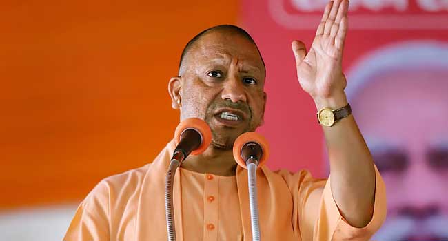 കാറിൽ നിന്നിറങ്ങുന്ന യോ​ഗിയെ കണ്ടതെ പാഞ്ഞടുത്ത് പ്രദേശത്ത് അലഞ്ഞുതിരിയുന്ന പശു, ആക്രമണത്തിൽ നിന്ന് സംരക്ഷിച്ച് സുരക്ഷാജീവനക്കാർ!! മുൻകരുതലുകളിൽ വീഴ്ചയുണ്ടോയെന്നറിയാൻ മുനിസിപ്പൽ കമ്മിഷണർ ആഭ്യന്തര അന്വേഷണം പ്രഖ്യാപിച്ചു, സൂപ്പർവൈസർക്കു സസ്പെൻഷൻ