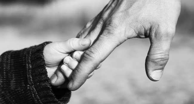 കുറച്ചുനാളുകളായി ജോലിയില്ല, 6 വയസുകാരിയെ വിഷം നൽകി കൊലപ്പെടുത്തിയ ശേഷം പിതാവ് ജീവനൊടുക്കി, മൃതദേഹം കണ്ടത് ഭാര്യ ജോലി കഴിഞ്ഞ് വീട്ടിലെത്തിയപ്പോൾ