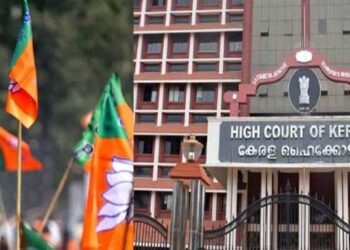 അയ്യപ്പൻ, കാവിലമ്മ, ആറ്റുകാലമ്മ, ഭാരതാംബ, ശ്രീപത്മനാഭൻ, ഗുരുദേവൻ, ബലിദാനികൾ… ദൈവനാമത്തിൽ എന്നതിന് പകരം പല ദൈവങ്ങളുടെ പേര് എങ്ങനെ പറയാനാകും, ദൈവ നാമത്തിൽ സത്യപ്രതിജ്ഞ ചെയ്ത തിരുവനന്തപുരം കോർപ്പറേഷനിലെ 20 ബിജെപി കൗൺസിലർമാർക്ക് ഹൈക്കോടതി നോട്ടീസ്