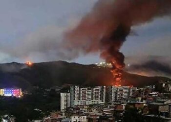 “തീവ്രമായ ഒരു ശബ്ദ തരംഗം… പെട്ടെന്ന് എൻറെ തലയ്ക്കുള്ളിൽ നിന്നും പൊട്ടിത്തെറിക്കുന്നത് പോലെ തോന്നി, ഞങ്ങളുടെ എല്ലാവരുടെയും മൂക്കിൽ നിന്നും രക്തം ഒഴുകി, ചിലർ രക്തം ഛർദ്ദിച്ചു, ഒന്നനങ്ങാൻ പോലും കഴിയാതെ പലരും താഴെ വീണു, ആ സോണിക് ആയുധത്തിന് ശേഷം ഞങ്ങൾക്ക് എഴുന്നേൽക്കാൻ പോലും കഴിഞ്ഞില്ല’… മഡൂറോയെ പിടികൂടാൻ അമേരിക്ക ഉപയോ​ഗിച്ചത് രഹസ്യായുധം?