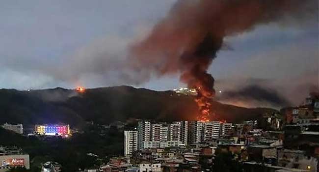 “തീവ്രമായ ഒരു ശബ്ദ തരംഗം… പെട്ടെന്ന് എൻറെ തലയ്ക്കുള്ളിൽ നിന്നും പൊട്ടിത്തെറിക്കുന്നത് പോലെ തോന്നി, ഞങ്ങളുടെ എല്ലാവരുടെയും മൂക്കിൽ നിന്നും രക്തം ഒഴുകി, ചിലർ രക്തം ഛർദ്ദിച്ചു, ഒന്നനങ്ങാൻ പോലും കഴിയാതെ പലരും താഴെ വീണു, ആ സോണിക് ആയുധത്തിന് ശേഷം ഞങ്ങൾക്ക് എഴുന്നേൽക്കാൻ പോലും കഴിഞ്ഞില്ല’… മഡൂറോയെ പിടികൂടാൻ അമേരിക്ക ഉപയോ​ഗിച്ചത് രഹസ്യായുധം?