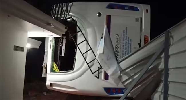ഡ്രൈവർ ഉറങ്ങിപ്പോയി? തിരുവനന്തപുരം കല്ലമ്പലത്ത് ടൂറിസ്റ്റ് ബസ് മറിഞ്ഞ് അപകടം, 17 വിദ്യാർത്ഥികൾക്ക് പരിക്ക്, രണ്ട് പേരുടെ നില ഗുരുതരം