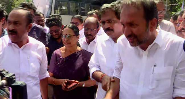 ആർ. ബാലകൃഷ്ണപിള്ളയെ അട്ടിമറിച്ച് തുടക്കം, മൂന്നു പതിറ്റാണ്ട് നീണ്ടുനിന്ന ഇടതു ബന്ധം ഉപേക്ഷിച്ച് വലതു കൈ പിടിച്ചു!! സിപിഎം മുൻ എംഎൽഎ അയിഷ പോറ്റി കോൺഗ്രസിൽ, കൊട്ടാരക്കരയിൽ മത്സരിക്കും? എന്റെ പ്രസ്ഥാനം എന്നെ വിഷമിപ്പിച്ചു 25 കൊല്ലക്കാലം ഒരു പ്രസ്ഥാനത്തിന്റെ ഭാഗമായിരുന്നിട്ട് വഞ്ചന കാണിച്ചുവോയെന്ന് പലർക്കും ചിന്തിക്കാം, സഖാക്കൾക്ക് എന്നോട് ദേഷ്യമുണ്ടാകാം, വിമർശനങ്ങൾ നേരിടണം- അയിഷ പോറ്റി