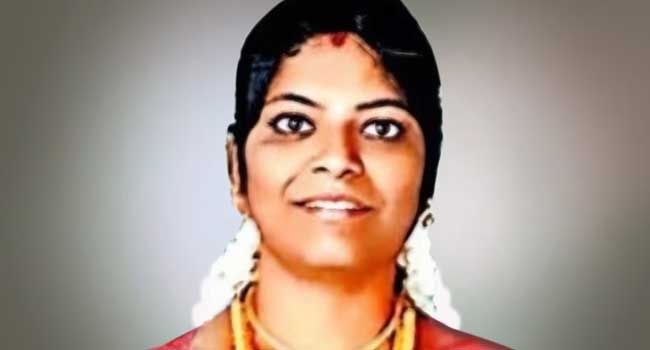 ലക്ഷ്യം യുവതി സ്ഥിരമായി ധരിച്ചിരുന്ന പത്തുപവൻ വരുന്ന ആഭരണങ്ങളെന്ന് പ്രതി!! മോഷണത്തിനിടെ യുവതിയെ പിന്നിൽ നിന്ന് കുത്തിവീഴ്ത്തി, പിന്നാലെ പെട്രോളൊഴിച്ച് തീകൊളുത്തി കൊലപ്പെടുത്തി, രക്ഷപ്പെടാൻ ശ്രമിക്കുന്നതിനിടെ വീണ് കാലൊടിഞ്ഞു, യുവാവ് അറസ്റ്റിൽ