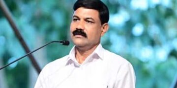 നീണ്ട 20 വർഷം ​ഭീഷണിപ്പെടുത്തിയുള്ള ലൈം​ഗീക അതിക്രമം; സ്കൂൾ മുറിയിൽനിന്നടക്കം വീട്ടമ്മയുടെ  നഗ്ന ദൃശ്യങ്ങൾ പകർത്തി ;അധ്യാപകനായ സിപിഎംനേതാവിനെതിരെ പരാതി; കേസെടുത്തു