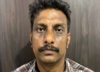 ചെറുപ്രായം മുതൽ ലൈം​ഗികമായി പീഡിപ്പിച്ചു, വിവാഹം കഴിക്കണമെന്ന ആവശ്യവുമായി യുവതി രം​ഗത്തെത്തിയതോടെ പുതിയ തന്ത്രമിറക്കി, ഒന്നിച്ചു ജീവിക്കാൻ പറ്റില്ലെങ്കിലും ഒന്നിച്ചു മരിക്കാമെന്ന് പറഞ്ഞ് വിളിച്ചുവരുത്തി കഴുത്തിൽ കുരുക്കിട്ടു, പിന്നാലെ യുവതി നിന്ന സ്റ്റൂൾ തട്ടിമാറ്റി കൊലപാതകം, ആൺ സുഹൃത്ത് കസ്റ്റഡിയിൽ