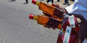 കുടിച്ചു കൂമ്പുവാട്ടുന്നവരുടെയെണ്ണം ദിനംപ്രതി കൂടുമാണല്ലോ….പുതുവർഷത്തലേന്നു ബവ്റിജസ് കോർപറേഷന് 16.93 കോടി രൂപയുടെ അധിക വിൽപന, ആകെ വിറ്റത് 125.64 കോടിയുടെ മദ്യം, കോടിപതി കടവന്ത്ര ഔട്‌ലെറ്റ്, വിറ്റത് 1.17 കോടിയുടെ മദ്യം, വിദേശമദ്യവും ബീയറും വൈനുമായി വിറ്റുപോയത് 2.07 ലക്ഷം കെയ്സ്