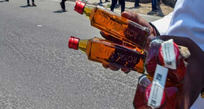 കുടിച്ചു കൂമ്പുവാട്ടുന്നവരുടെയെണ്ണം ദിനംപ്രതി കൂടുമാണല്ലോ….പുതുവർഷത്തലേന്നു ബവ്റിജസ് കോർപറേഷന് 16.93 കോടി രൂപയുടെ അധിക വിൽപന, ആകെ വിറ്റത് 125.64 കോടിയുടെ മദ്യം, കോടിപതി കടവന്ത്ര ഔട്‌ലെറ്റ്, വിറ്റത് 1.17 കോടിയുടെ മദ്യം, വിദേശമദ്യവും ബീയറും വൈനുമായി വിറ്റുപോയത് 2.07 ലക്ഷം കെയ്സ്