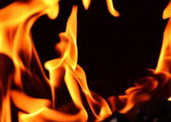 സ്കൂള്‍ ബസിന്റെ ടയര്‍ കയറി സ്ഫോടന വസ്തു പൊട്ടിത്തെറിച്ചു, വിദ്യാര്‍ത്ഥികള്‍ രക്ഷപ്പെട്ടത് തലനാരിഴയ്ക്ക്, റോഡില്‍ നിന്നും സ്ഫോടക വസ്തുക്കളുടെ അവശിഷ്ടം കണ്ടെത്തി