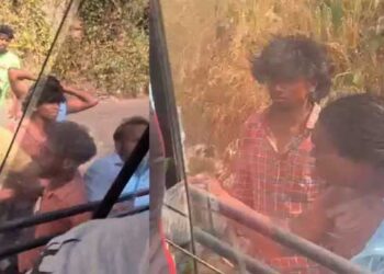 വിനോദയാത്രയ്ക്കിടെ ട്രെക്കിങ് ജീപ്പിന് സമീപം നിന്നു ഫോട്ടോയെടുത്തതിനെ ചൊല്ലി തർക്കം, ജീപ്പ് ഉടമയും സംഘവും യുവാക്കളെ ക്രൂരമായി മർദിച്ചു, സംഭവത്തിൽ എട്ടുപേർക്ക് പരുക്ക്, ഒരു യുവാവിന്റെ മുഖത്തെ പരുക്ക് ​ഗുരുതരം, മർദനത്തിനിടെ മാലയും അടിച്ചുമാറ്റി