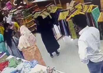 വിവാഹത്തെ എതിർത്തു, വൈരാ​ഗ്യത്തിൽ ആൺസുഹൃത്തിന്റെ അമ്മയെ ജോലി ചെയ്യുന്ന സ്ഥാപനത്തിലെത്തി കറിക്കത്തിക്ക് കുത്തി, കുത്തേറ്റത് 45 കാരിയുടെ മുഖത്ത്!! 19 കാരി അറസ്റ്റിൽ… യുവതി സ്ഥാപനത്തിലെത്തിയത് കത്തിയുമായി