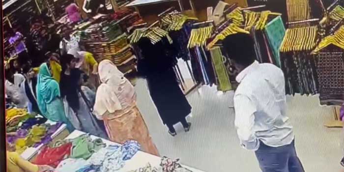 വിവാഹത്തെ എതിർത്തു, വൈരാ​ഗ്യത്തിൽ ആൺസുഹൃത്തിന്റെ അമ്മയെ ജോലി ചെയ്യുന്ന സ്ഥാപനത്തിലെത്തി കറിക്കത്തിക്ക് കുത്തി, കുത്തേറ്റത് 45 കാരിയുടെ മുഖത്ത്!! 19 കാരി അറസ്റ്റിൽ… യുവതി സ്ഥാപനത്തിലെത്തിയത് കത്തിയുമായി