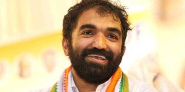 പാർട്ടി എന്നോട് എന്ത് പറഞ്ഞുവെന്നത് എനിക്കും പാർട്ടിക്കും മാത്രം അറിയുന്ന കാര്യങ്ങളല്ലേ? സഹോദരിമാർ രണ്ടു പേരും മത്സരിക്കാനില്ല, മത്സരിക്കണമെന്ന് എന്നോട് പറഞ്ഞിട്ടുമില്ല!! തനിക്കും സഹോദരിമാർക്കുമിടയിൽ എന്തോ പ്രശ്നമുണ്ടെന്നു വരുത്തി തീർക്കാനുള്ള ശ്രമം നടക്കുന്നുണ്ടെന്നാന്ന് ഇപ്പോൾ ഉള്ള സംശയം- ചാണ്ടി ഉമ്മൻ