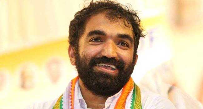 പാർട്ടി എന്നോട് എന്ത് പറഞ്ഞുവെന്നത് എനിക്കും പാർട്ടിക്കും മാത്രം അറിയുന്ന കാര്യങ്ങളല്ലേ? സഹോദരിമാർ രണ്ടു പേരും മത്സരിക്കാനില്ല, മത്സരിക്കണമെന്ന് എന്നോട് പറഞ്ഞിട്ടുമില്ല!! തനിക്കും സഹോദരിമാർക്കുമിടയിൽ എന്തോ പ്രശ്നമുണ്ടെന്നു വരുത്തി തീർക്കാനുള്ള ശ്രമം നടക്കുന്നുണ്ടെന്നാന്ന് ഇപ്പോൾ ഉള്ള സംശയം- ചാണ്ടി ഉമ്മൻ