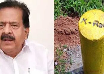 ഇനിയെങ്കിലും ഈ മഞ്ഞക്കുറ്റികൾ ഒന്ന് ഊരി കളയാമോ? സ്ഥലം വിൽക്കാനുള്ളവരെങ്കിലും അതൊന്നു വിറ്റോട്ടേ… തെരഞ്ഞെടുപ്പ് വരാനിരിക്കെ അതിവേഗ റെയിൽ പാത പോലുള്ള പലതും പറയും, ഈ സർക്കാരിൻറെ കാലത്ത് ഒന്നും നടക്കാൻ പോകുന്നില്ല!! കെവി തോമസ് പറഞ്ഞ എന്തെങ്കിലും നടന്നിട്ടുണ്ടോ? രമേശ് ചെന്നിത്തല