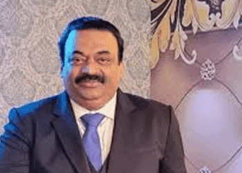 അമ്മയോട് സംസാരിക്കണമെന്ന് പറഞ്ഞ് സി.ജെ.റോയി സ്വന്തം ക്യാബിനിലേയ്ക്ക് കയറി; ആരെയും ക്യാബിനിലേക്ക് കയറ്റി വിടരുതെന്ന് സെക്യൂരിറ്റിയ്ക്ക് നിർദ്ദേശം സൽകി; 10 മിനിട്ട് കഴിഞ്ഞ് ക്യാബിന് മുന്നിലെത്തി മുട്ടിയെങ്കിലും അകത്തുനിന്നും പ്രതികരണമുണ്ടായില്ല. കതക് ഉള്ളിൽ നിന്നും ലോക്കിട്ട നിലയിലായിരുന്നു. കതക് തകർത്ത് ഉള്ളിൽ കയറിയപ്പോൾ ഷർട്ടിൽ നിറയെ ചോരയുമായി കസേരയിൽ ഇരിക്കുന്ന നിലയിലായിരുന്നു റോയി:  കോൺഫിഡന്റ് ഗ്രൂപ്പ് എംഡി ടി.എ.ജോസഫ്